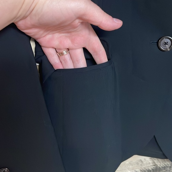 Banana Republic size 4 Black Fitted Stretch Two Button Blazer with Pockets - Picture 6 of 12